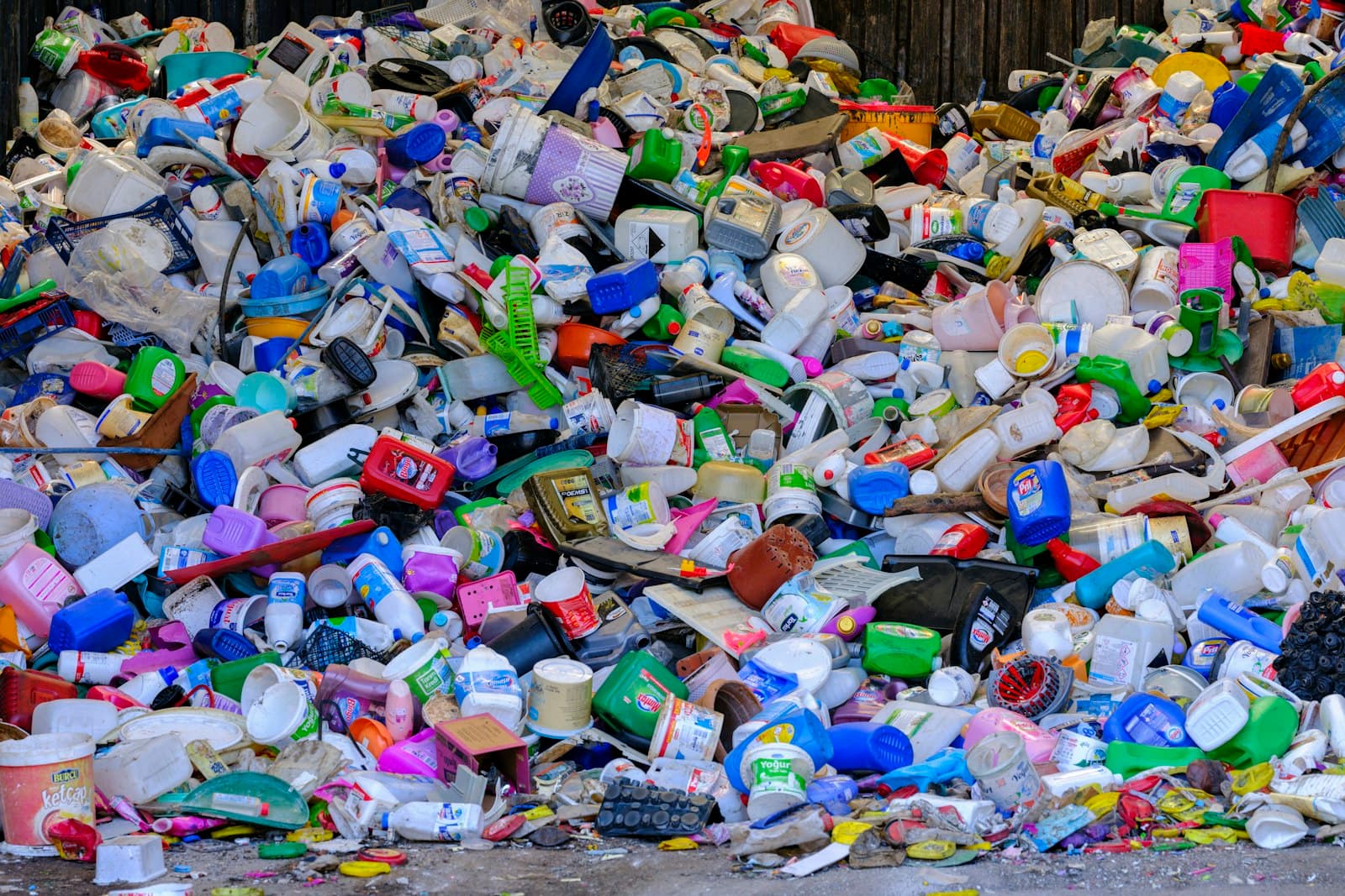 Ein Haufen weggeworfener Plastikflaschen auf einer Strasse